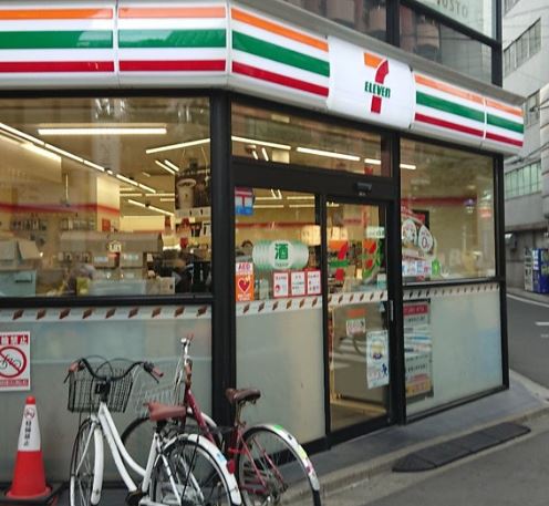 コンビニ　セブンイレブン新宿都税事務所前店（コンビニ）まで77m