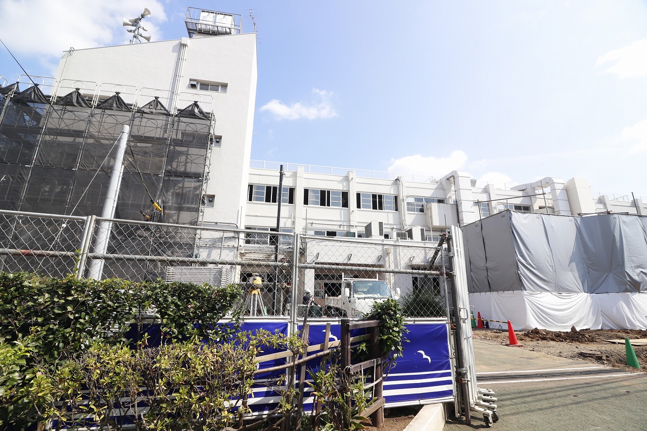小学校　板橋区立赤塚小学校（小学校）まで703m