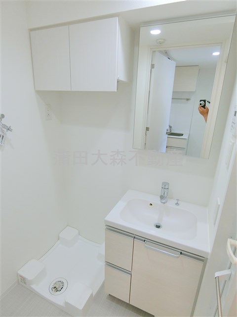 洗面設備　洗面脱衣所　独立洗面台とうれしい棚収納付の洗濯機置き場
