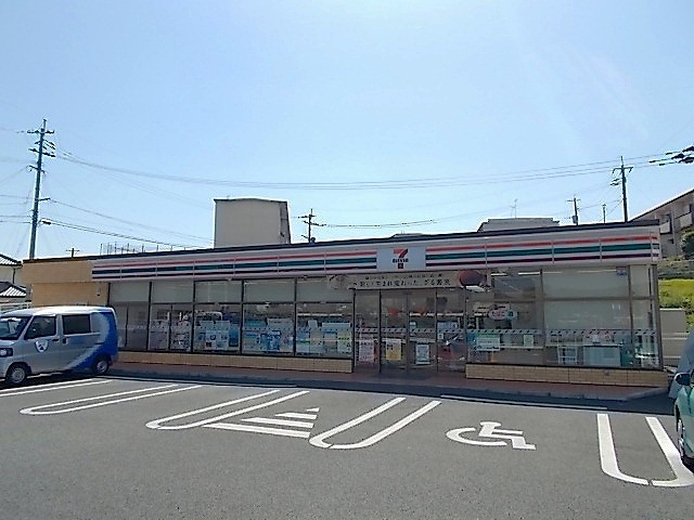 コンビニ　セブンイレブン高平店（コンビニ）まで290m