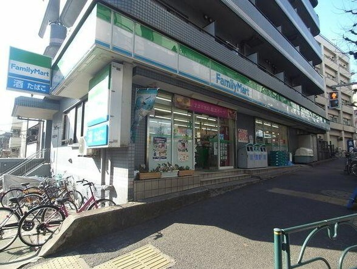 コンビニ　ファミリーマート（コンビニ）まで200m
