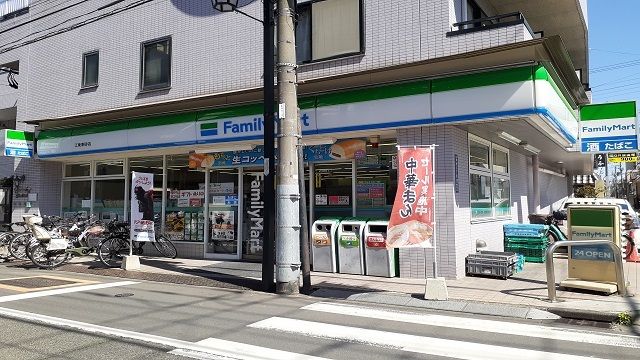 コンビニ　ファミリーマート（コンビニ）まで96m