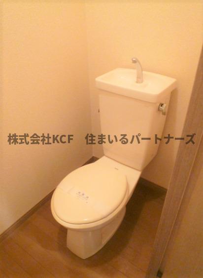 トイレ　落ち着いた色調のトイレです