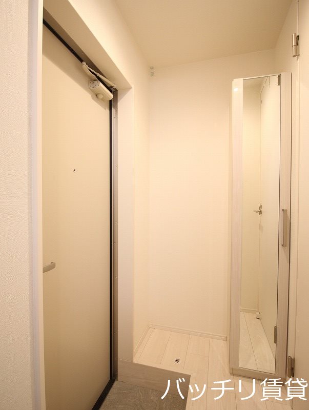 玄関　別号室タイプの為、現状を優先致します。