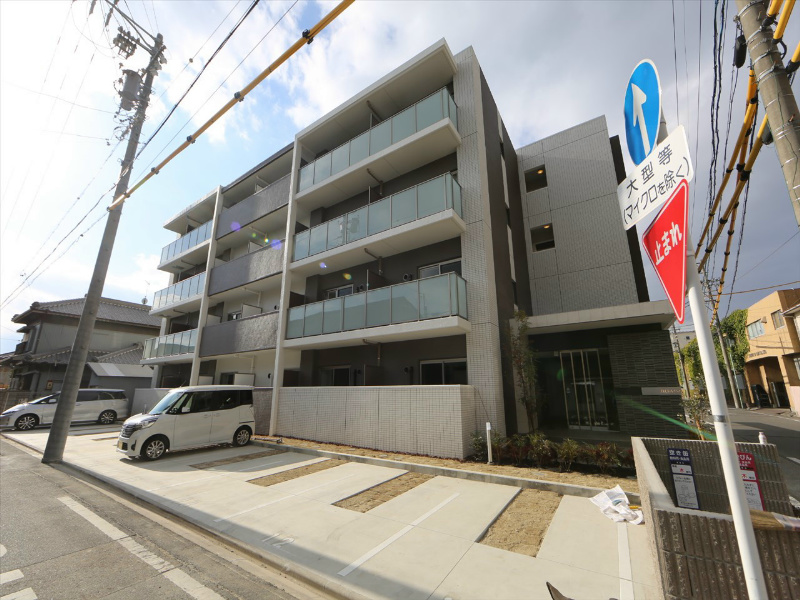 建物外観　外観　防犯カメラ付　オートロック　平面駐車場完備