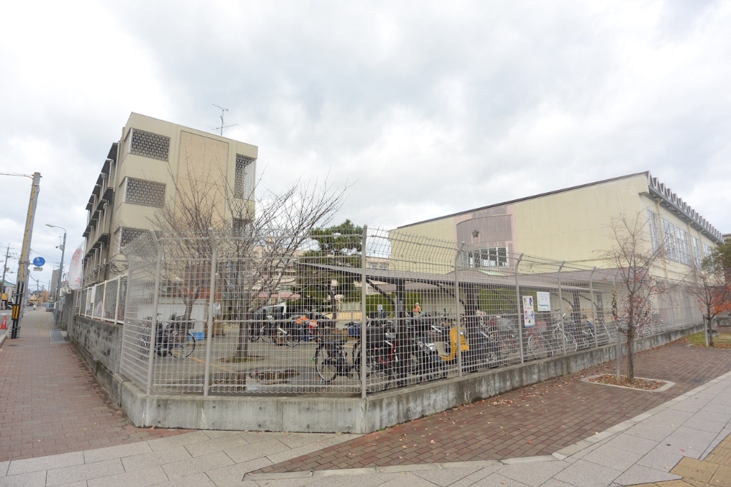 小学校　寝屋川市立中央小学校（小学校）まで770m