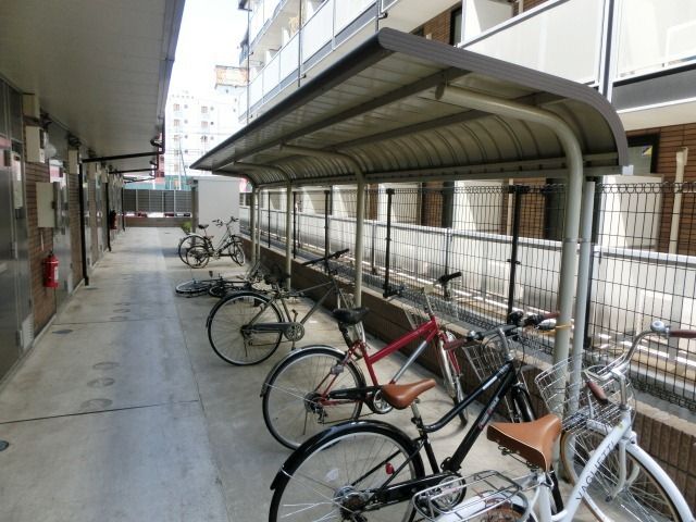 駐車場　屋根付駐輪場。