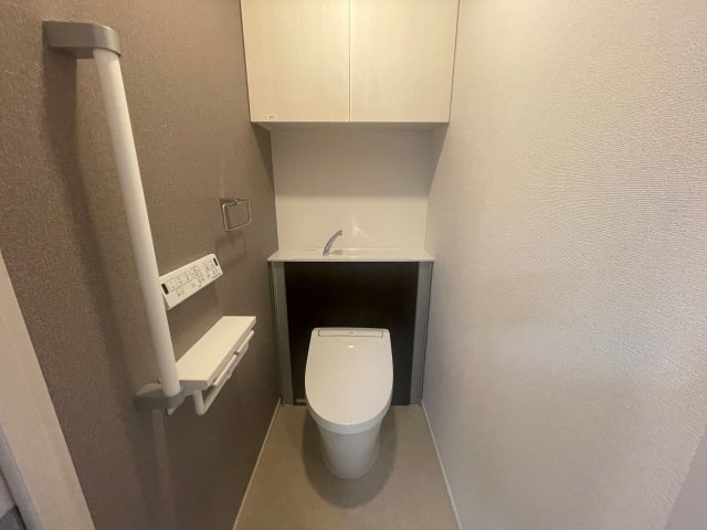 トイレ　写真は、他部屋の同間取りとなっております。(現況優先)