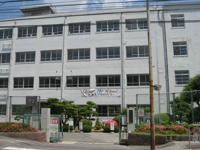 中学校　高槻市立第四中学校（中学校）まで678m