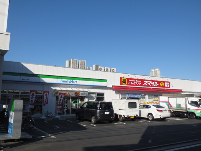 コンビニ　ファミリーマート（コンビニ）まで111m