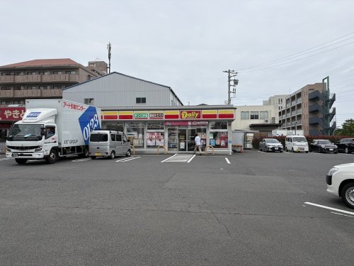 コンビニ　デイリーヤマザキ 新羽駅前店（コンビニ）まで1022m