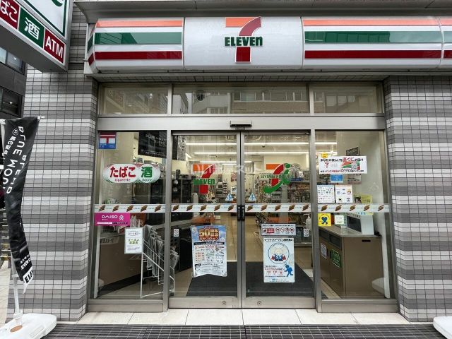 コンビニ　セブンイレブン千代田鍛冶町2丁目店（コンビニ）まで13m