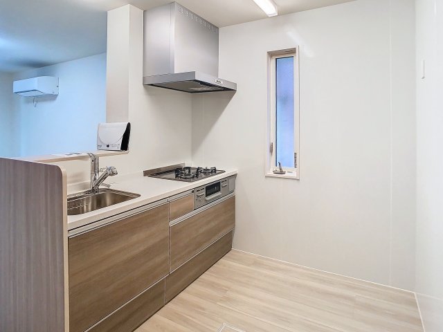 キッチン　掲載写真は同型モデルを掲載しており実際のお部屋と仕様等が異な