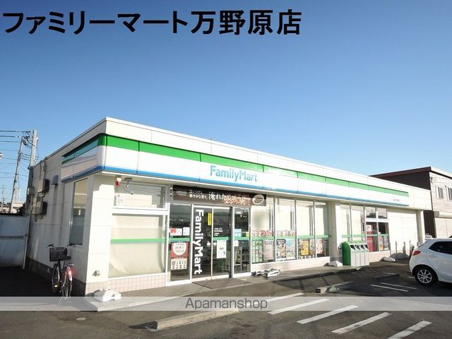 コンビニ　ファミリーマート（コンビニ）まで800m