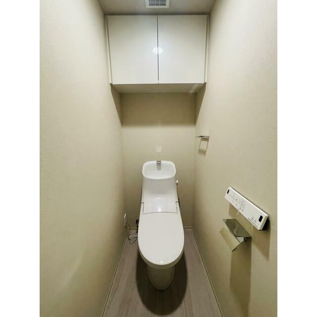 トイレ　温水洗浄便座。