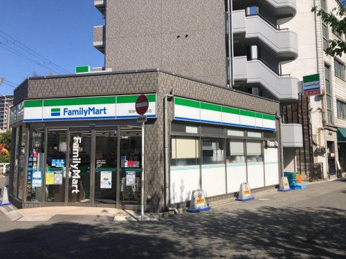 コンビニ　ファミリーマート 阪急中津駅前店（コンビニ）まで435m