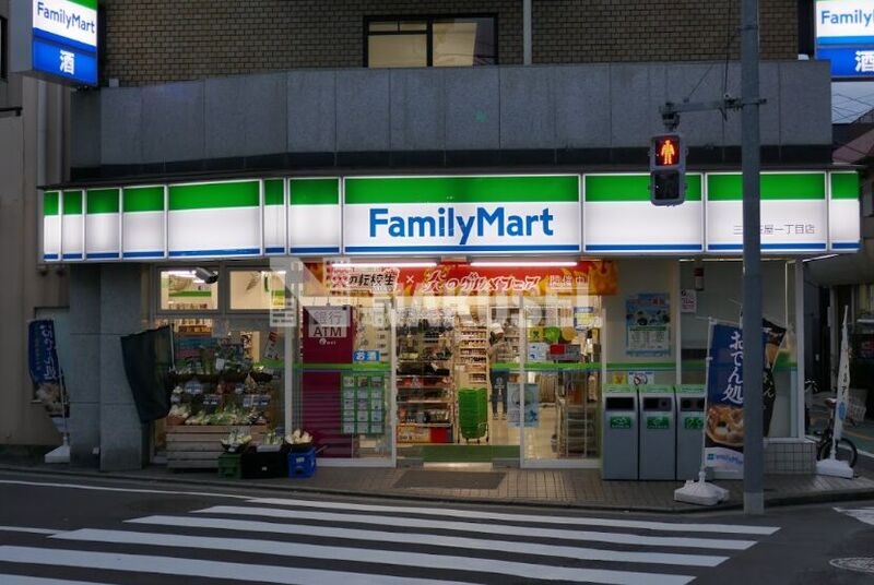 コンビニ　ファミリーマート三軒茶屋一丁目店（コンビニ）まで303m