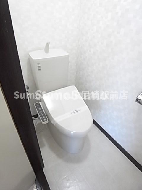 トイレ　落ち着いた色調のトイレです