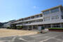 中学校　梁瀬中学校（中学校）まで851m
