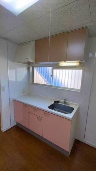 地下鉄名港線 築地口駅 徒歩5分 2階建 築35年のキッチン写真