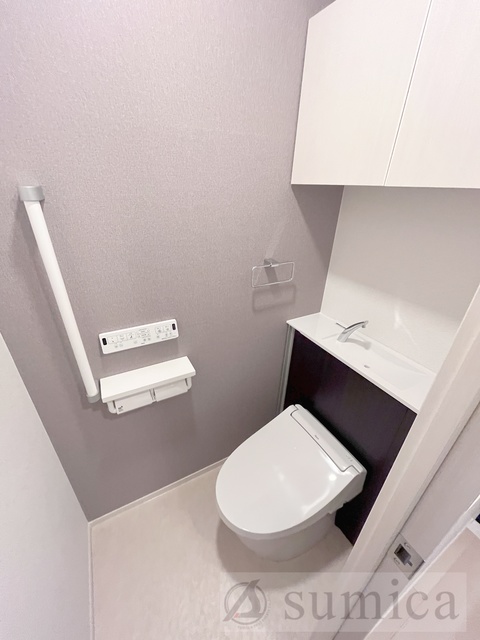 トイレ　人気アイテムの温水洗浄便座。清潔感のあるトイレです。