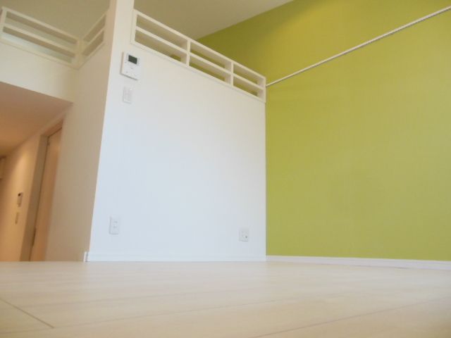 居室・リビング　★おしゃれな壁紙のお部屋です★