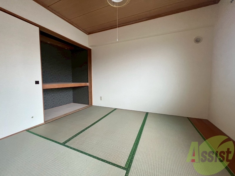 その他部屋・スペース　別角度から。光が差し込む、温かみのあるお部屋です。