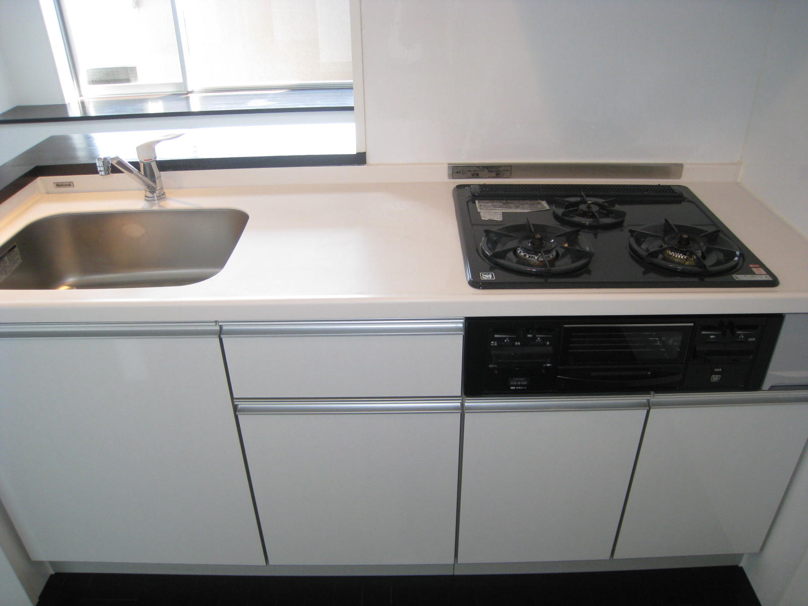 キッチン　３口コンロ付き