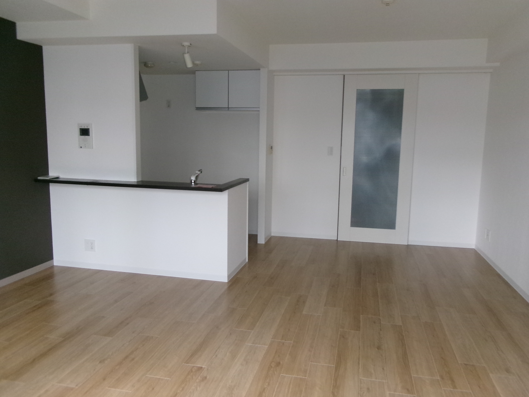 居室・リビング　ダークブラウンと白でメリハリあるおしゃれなリビング