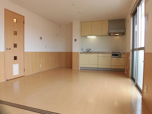 居室・リビング　10帖リビング。南向きで明るいお部屋です