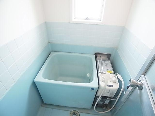 バス・シャワールーム　追い焚き機能つき♪窓もあっていいでしょ