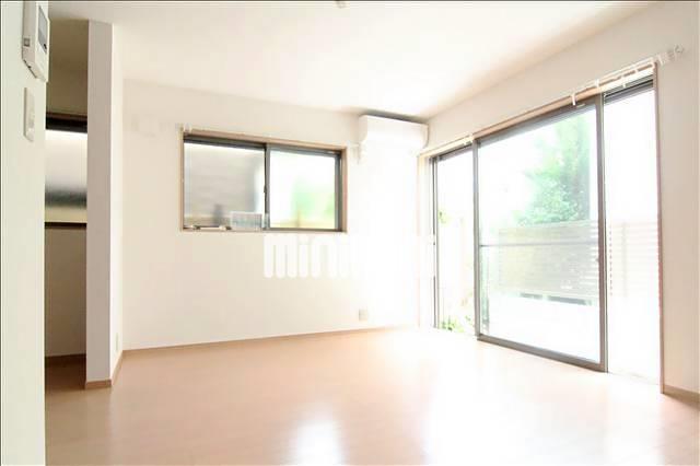 その他　二面採光で明るい光が入ります