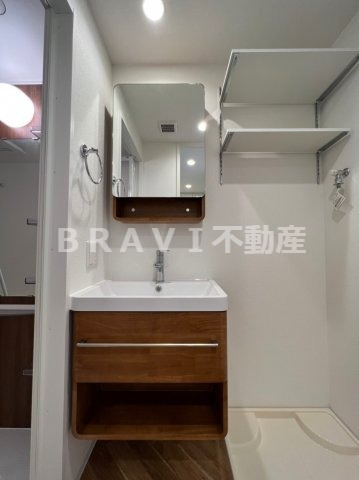 洗面設備　【セレニテ天満橋アリア】独立洗面台、小物を置くことができて便