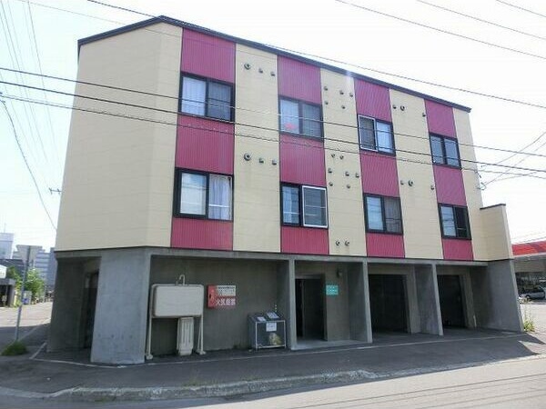 札幌市東区伏古八条のアパートの建物外観