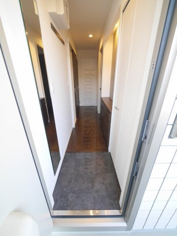 玄関　室内写真は同タイプ別室の写真です。