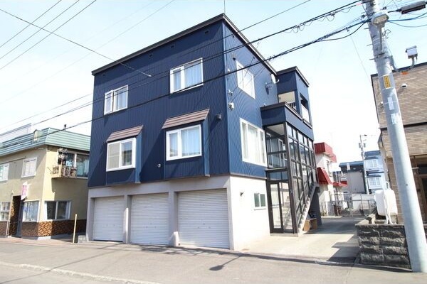 札幌市白石区北郷二条のアパートの建物外観