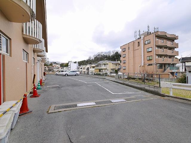 【奈良市帝塚山のマンションの駐車場】