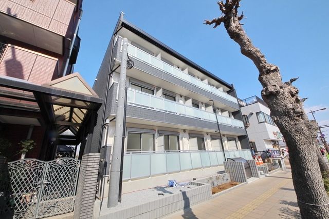 鎌ケ谷市道野辺本町のマンションの建物外観