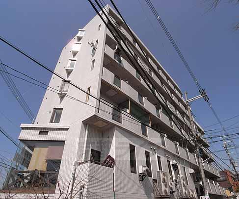 【京都市伏見区深草泓ノ壺町のマンションの建物外観】