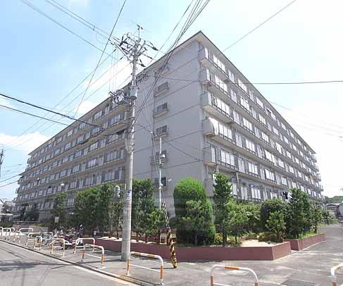 京都市右京区西院春栄町のマンションの建物外観