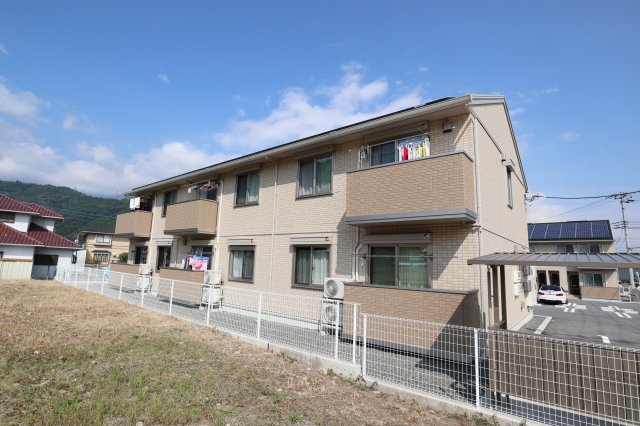 南巨摩郡富士川町駅前通のアパートの建物外観