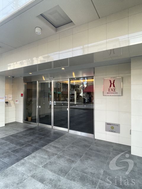 【大阪市港区市岡元町のマンションのエントランス】