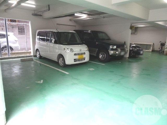 【堺市堺区甲斐町西のマンションの駐車場】