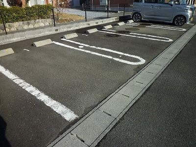 【各務原市成清町のアパートの駐車場】