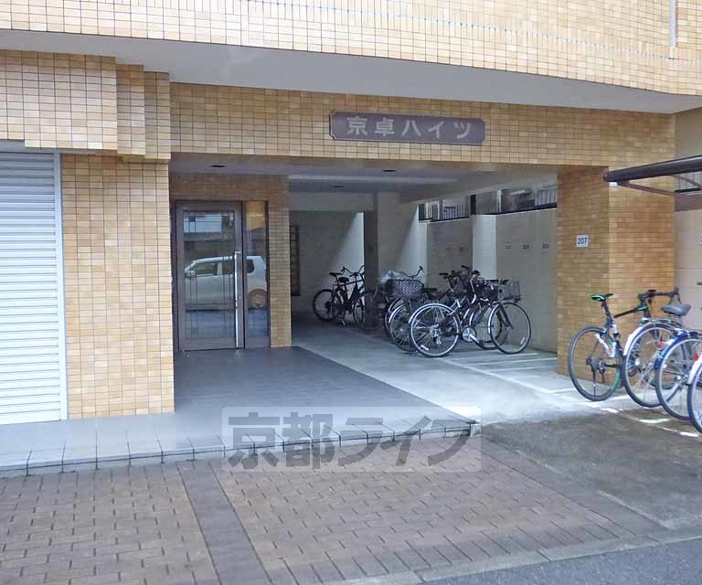 【京都市上京区栄町のマンションのエントランス】