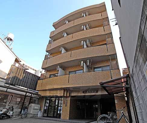 京都市上京区栄町のマンションの建物外観