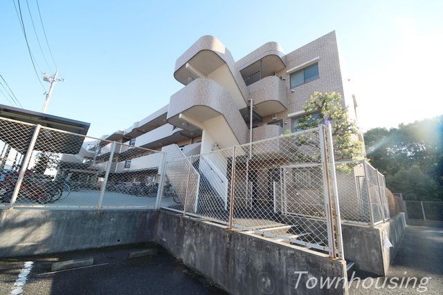 【横浜市都筑区早渕のマンションの建物外観】