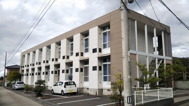 【レオパレス坂出の建物外観】