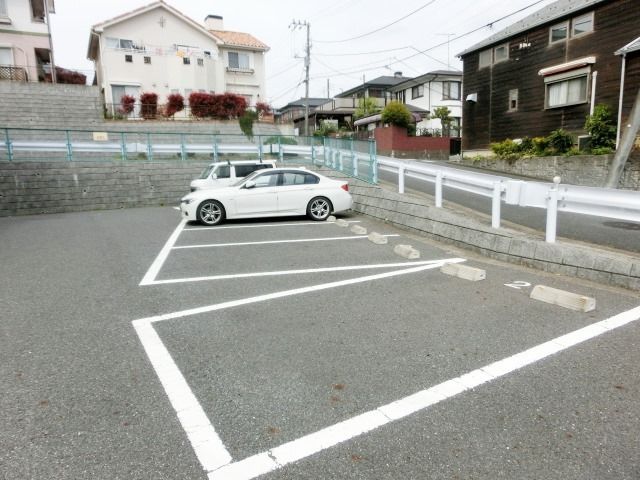 【千葉市緑区あすみが丘東のマンションの駐車場】