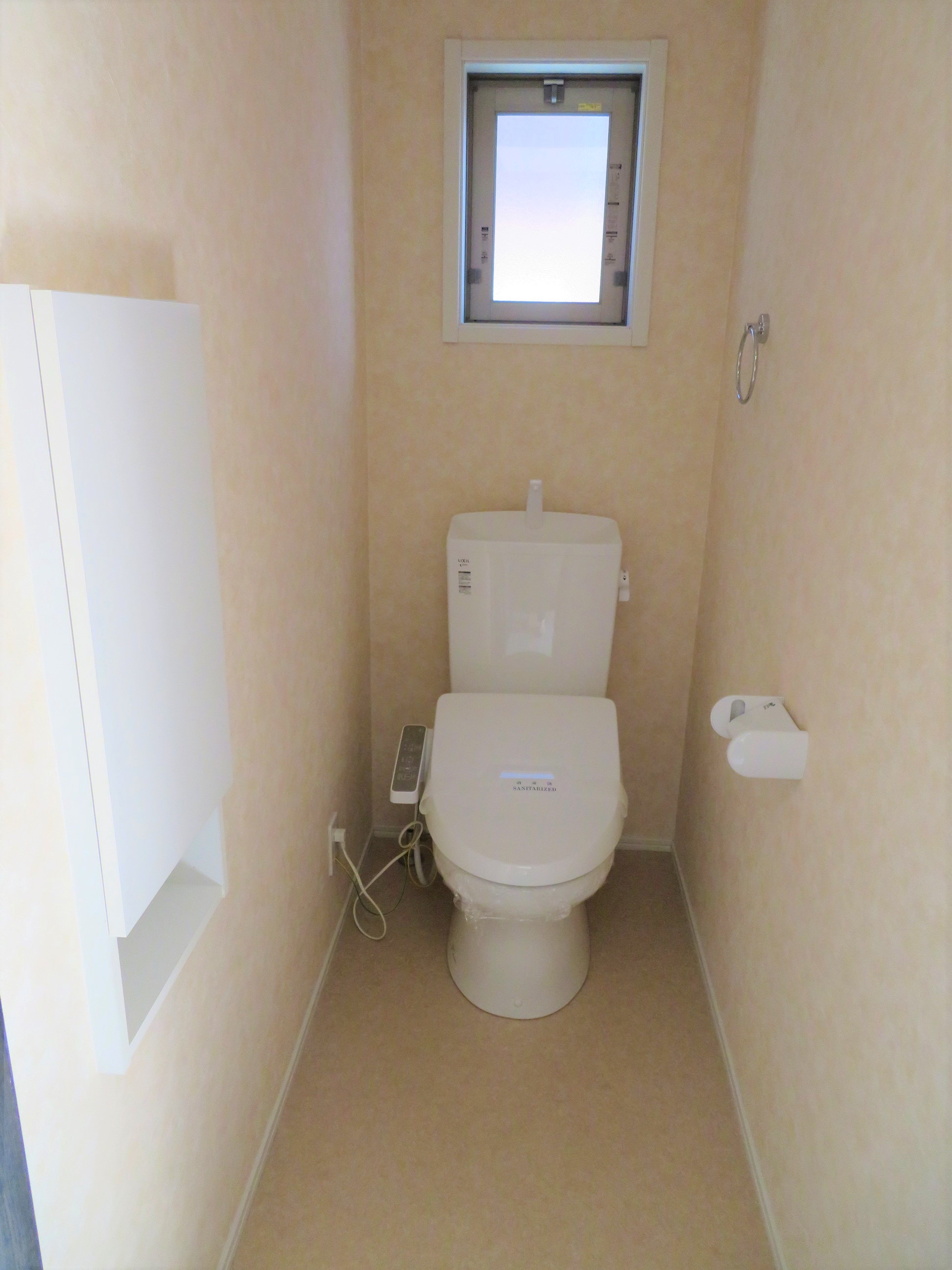 トイレ　ウォシュレットトイレです。窓付きです。